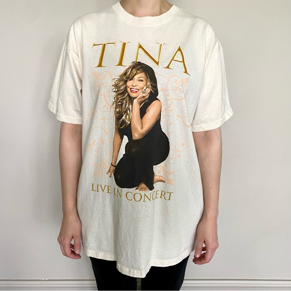Vintage Anvil Tina Turner 2008 North American Tour graphic t-shirt. 🤍